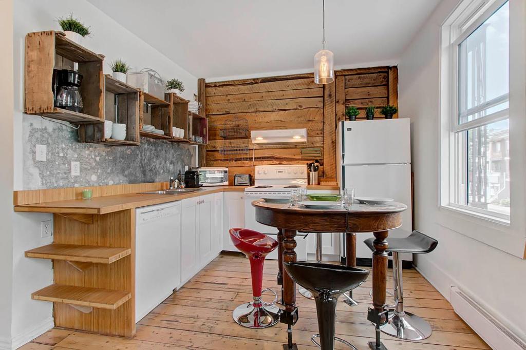 Кухня или мини-кухня в Les Appartements du 790
