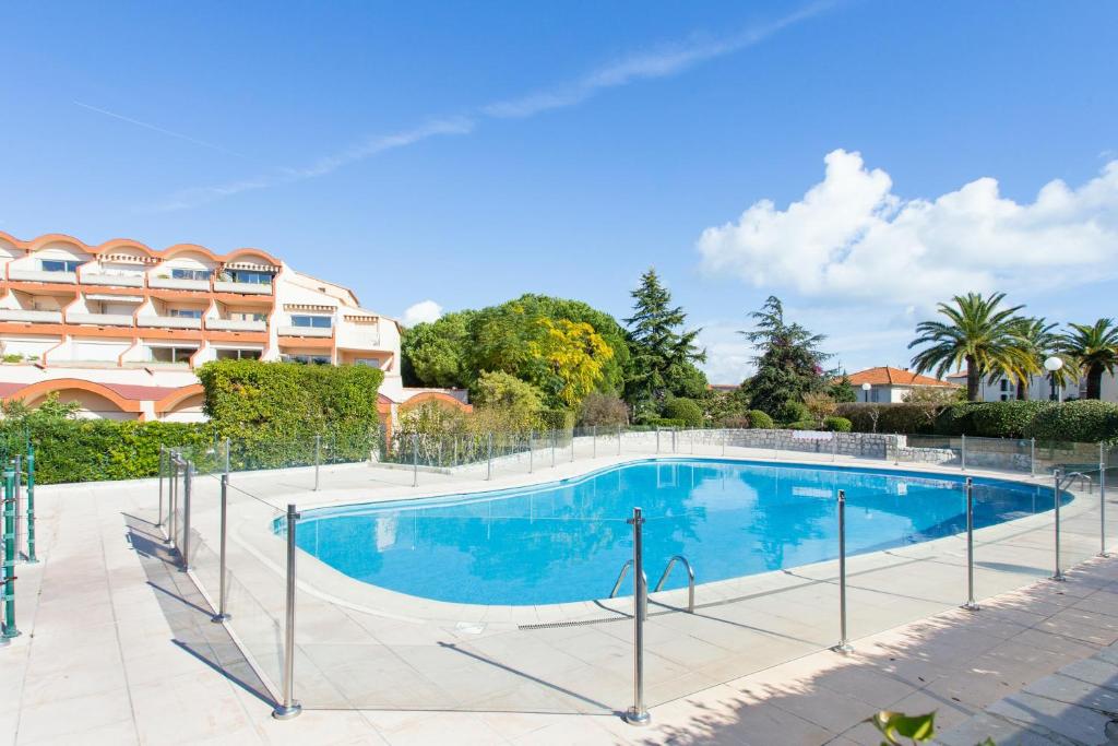 アンティーブにあるAppartement d'une chambre a Antibes a 300 m de la plage avec vue sur la mer piscine partagee et terrasse amenageeの建物前のスイミングプール