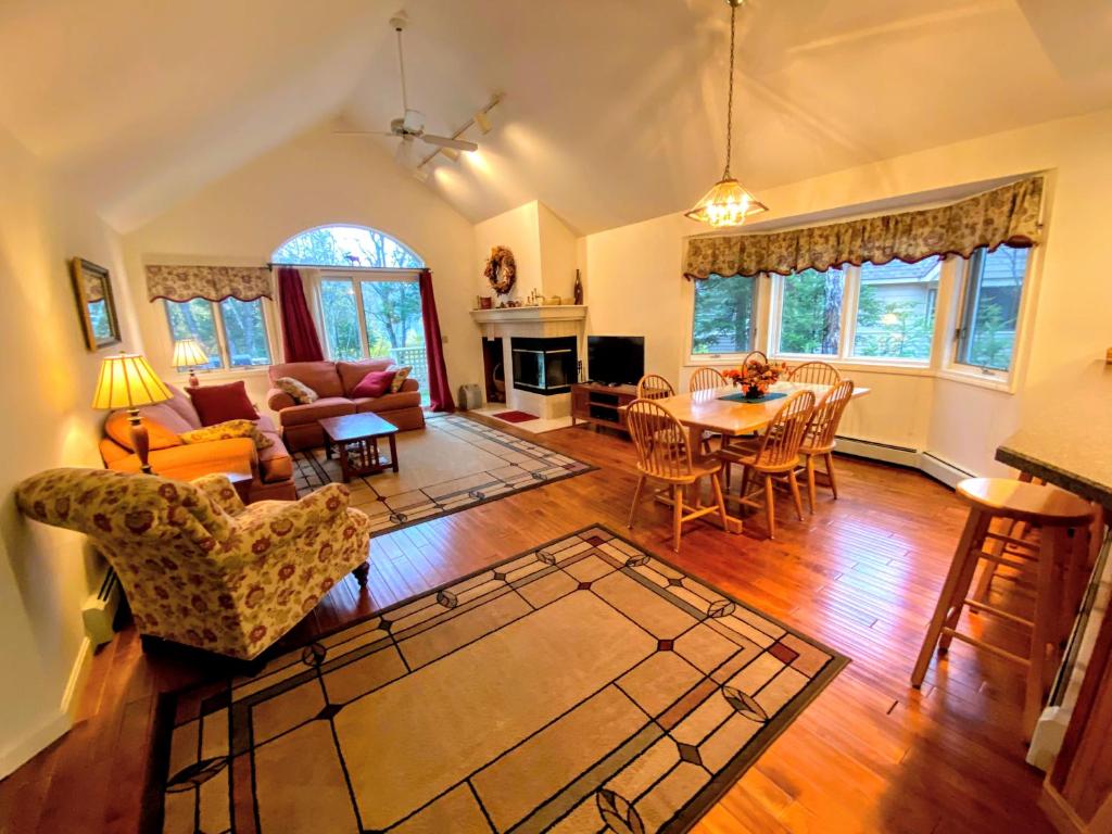 - un salon avec un canapé et une table dans l'établissement F9 Fairway Village home on the Mt Washington golf course - in the heart of Bretton Woods, à Carroll