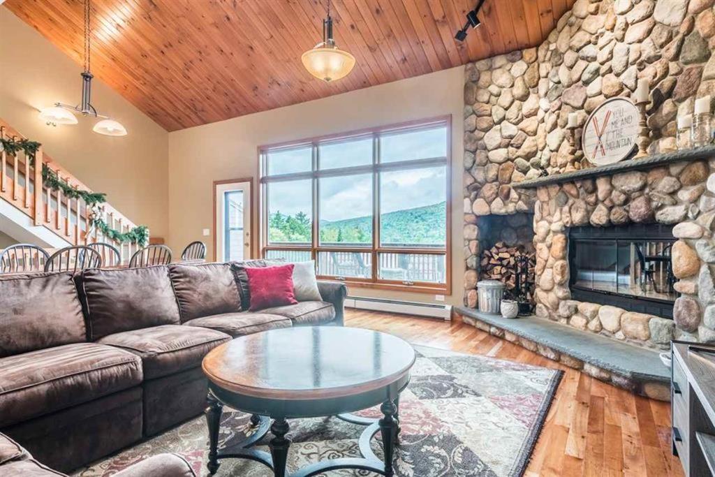 - un salon avec un canapé et une cheminée dans l'établissement V3 Gorgeous SKI-IN Mountain View Townhouse with great views in Bretton Woods Fast wifi, à Carroll