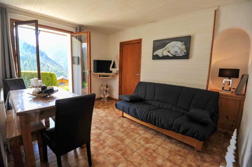Een zitgedeelte bij Appartement de 2 chambres a Champagny en Vanoise a 40 m des pistes avec jardin clos et wifi