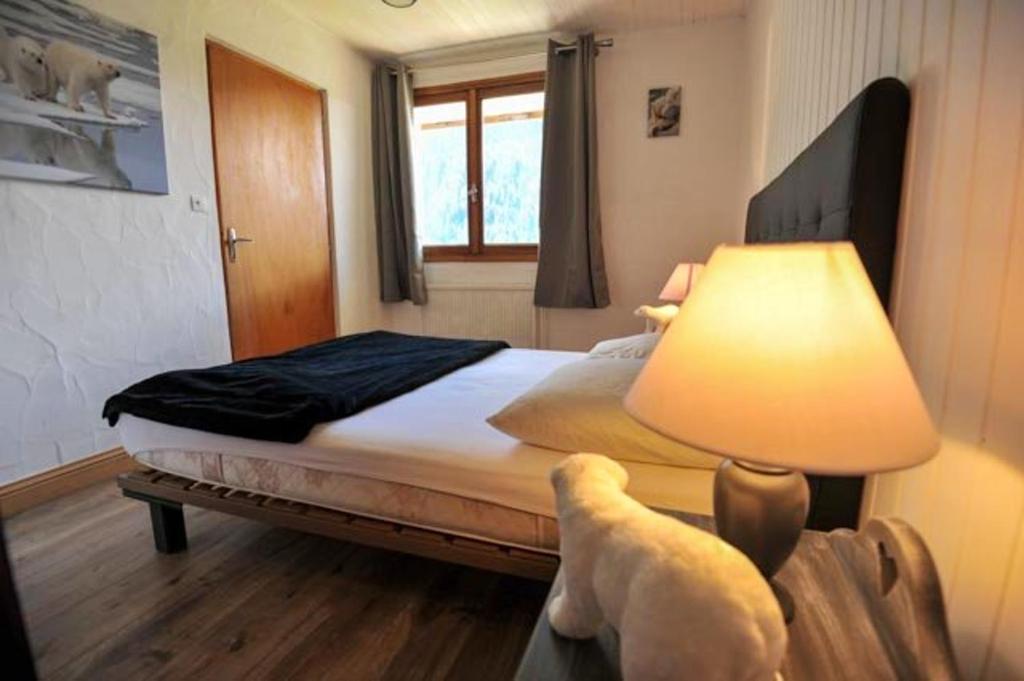 Een bed of bedden in een kamer bij Appartement de 2 chambres a Champagny en Vanoise a 40 m des pistes avec jardin clos et wifi
