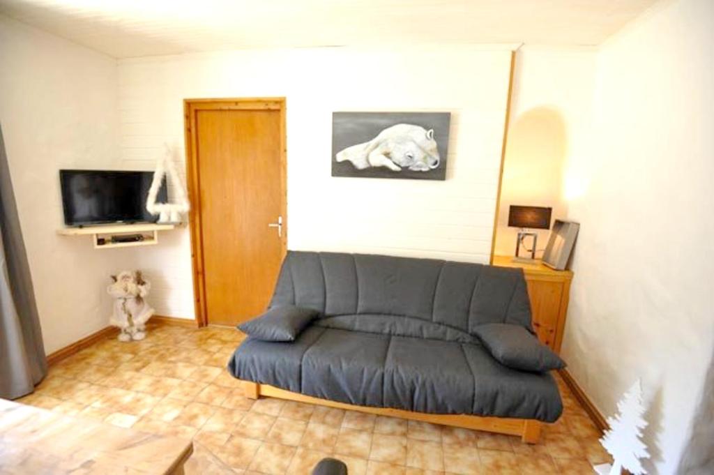 Een zitgedeelte bij Appartement de 2 chambres a Champagny en Vanoise a 40 m des pistes avec jardin clos et wifi
