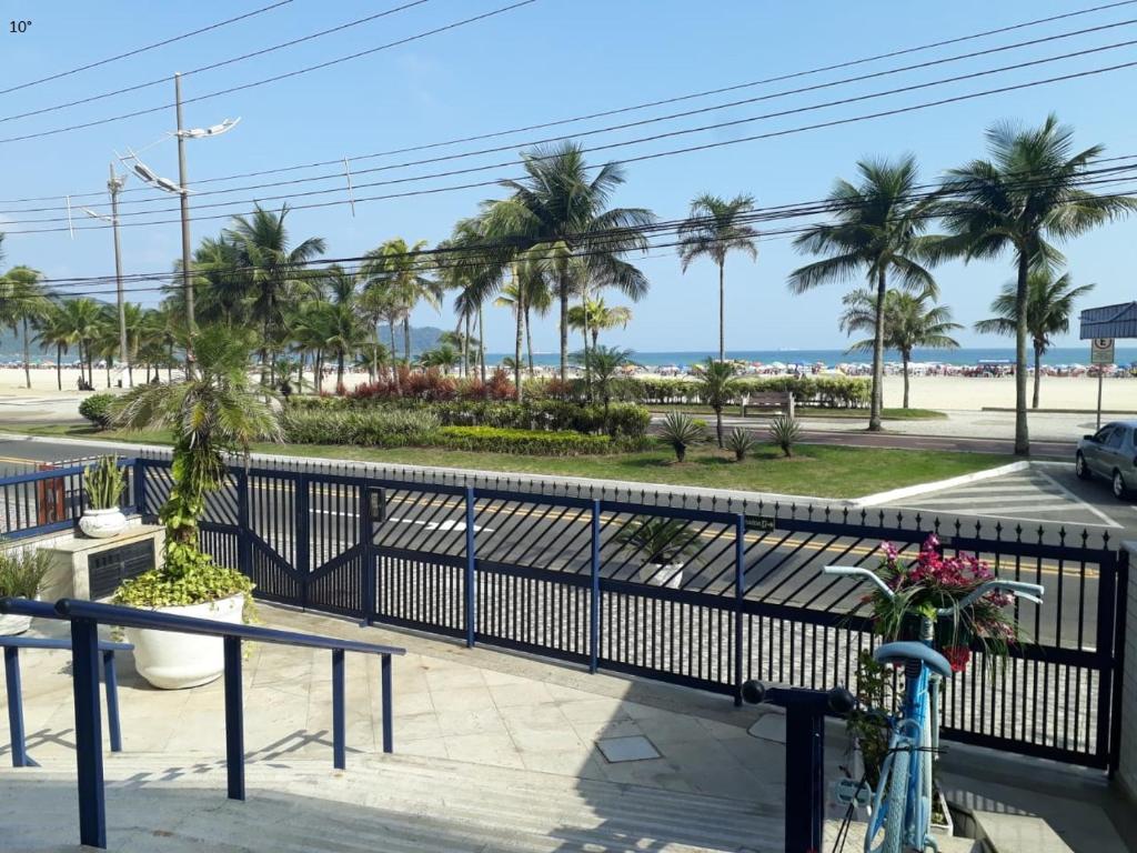 una bicicleta aparcada en un balcón con vistas a la playa en Apartamento Guilhermina - Ed Frente ao Mar, en Praia Grande