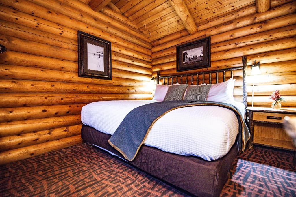 Postel nebo postele na pokoji v ubytování Elk Country Inn