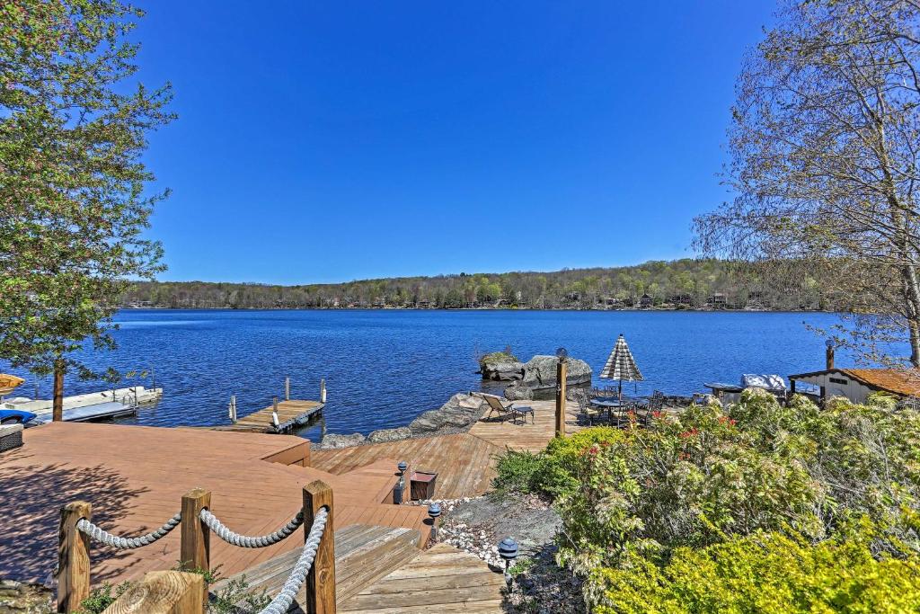 Blick auf einen großen Wasserkörper mit einem Dock in der Unterkunft Airy Lake Ariel Home with Private Dock and Kayaks! in Lake Ariel