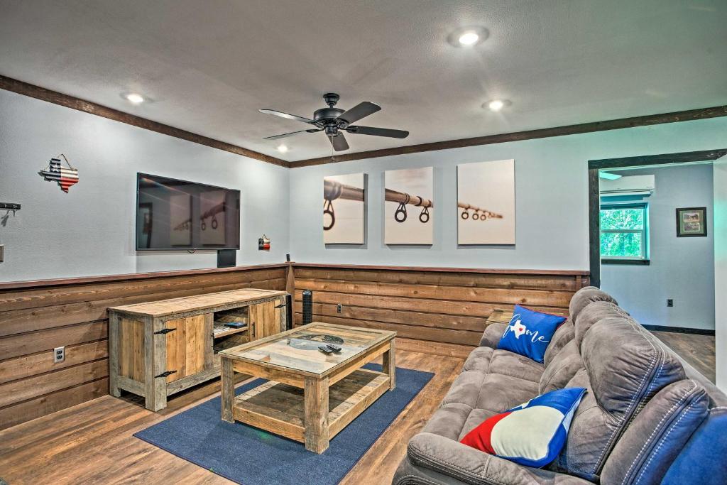 Charming Quitman Cabin Less Than 2 Miles to Lake Fork, Quitman