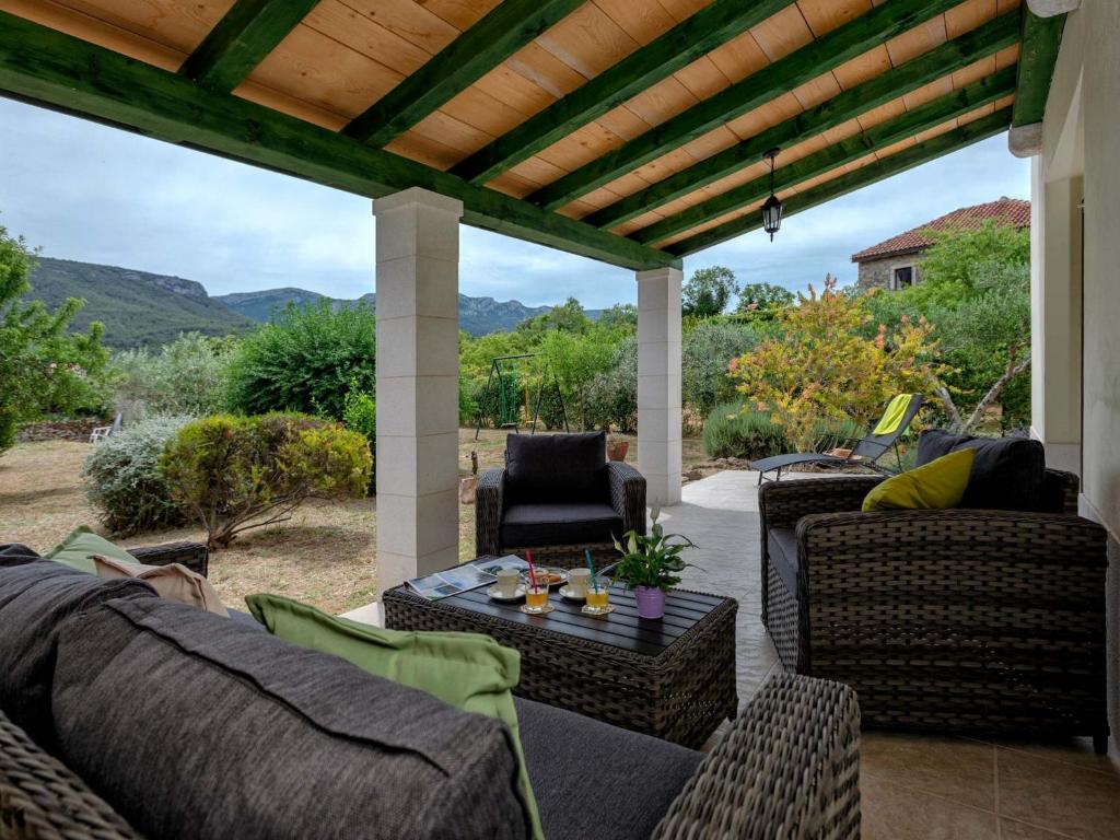 patio con muebles y pérgola de madera en Holiday house Sunshine, en Jelsa