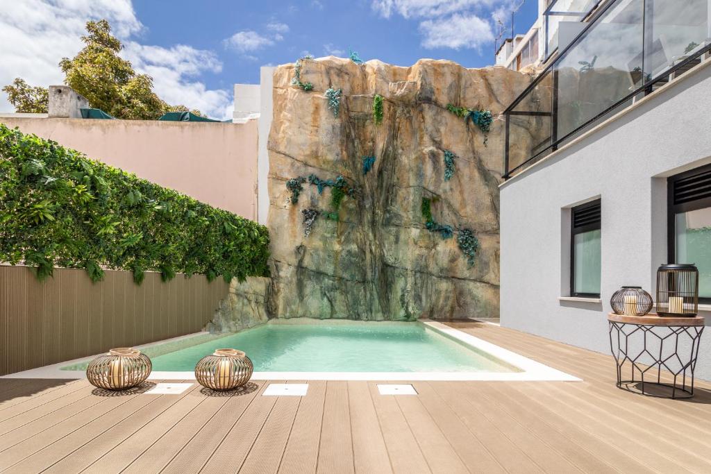 Photo of an indoor courtyard with a swimming pool.