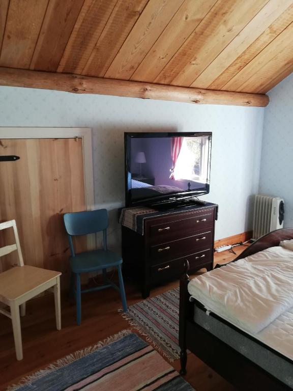 TV a/nebo společenská místnost v ubytování Bråttoms Härbre