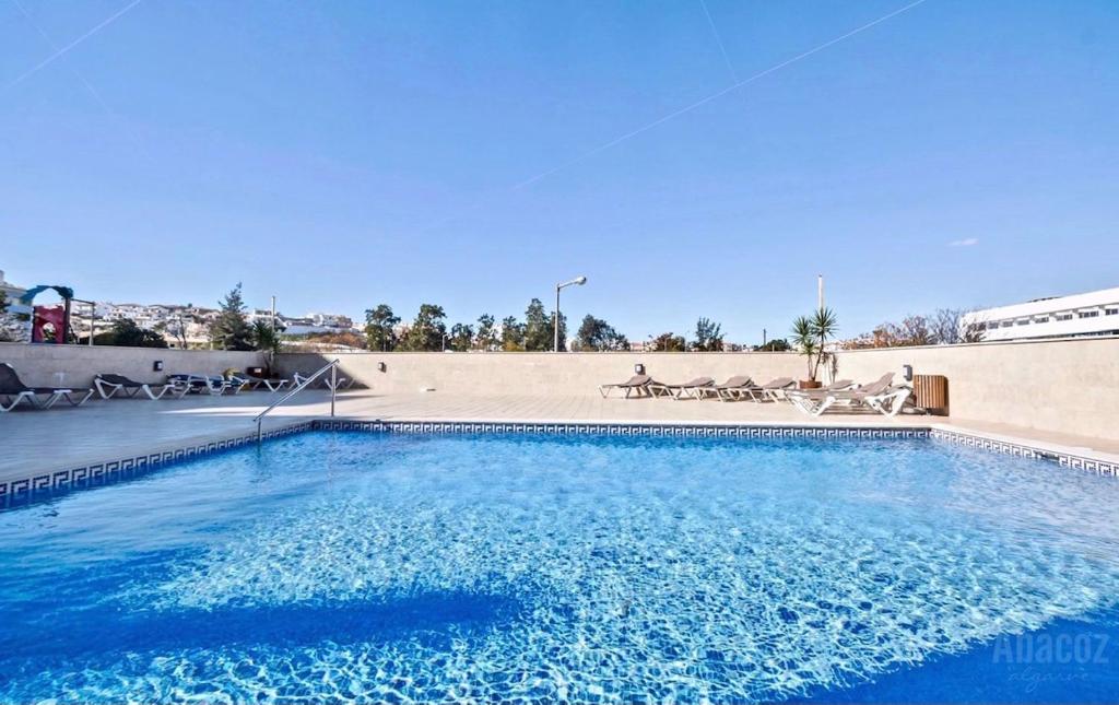 Poolen vid eller i närheten av George's Quinta das Palmeiras, a 2 bedroom apartment in luxury complex, walking distance to town