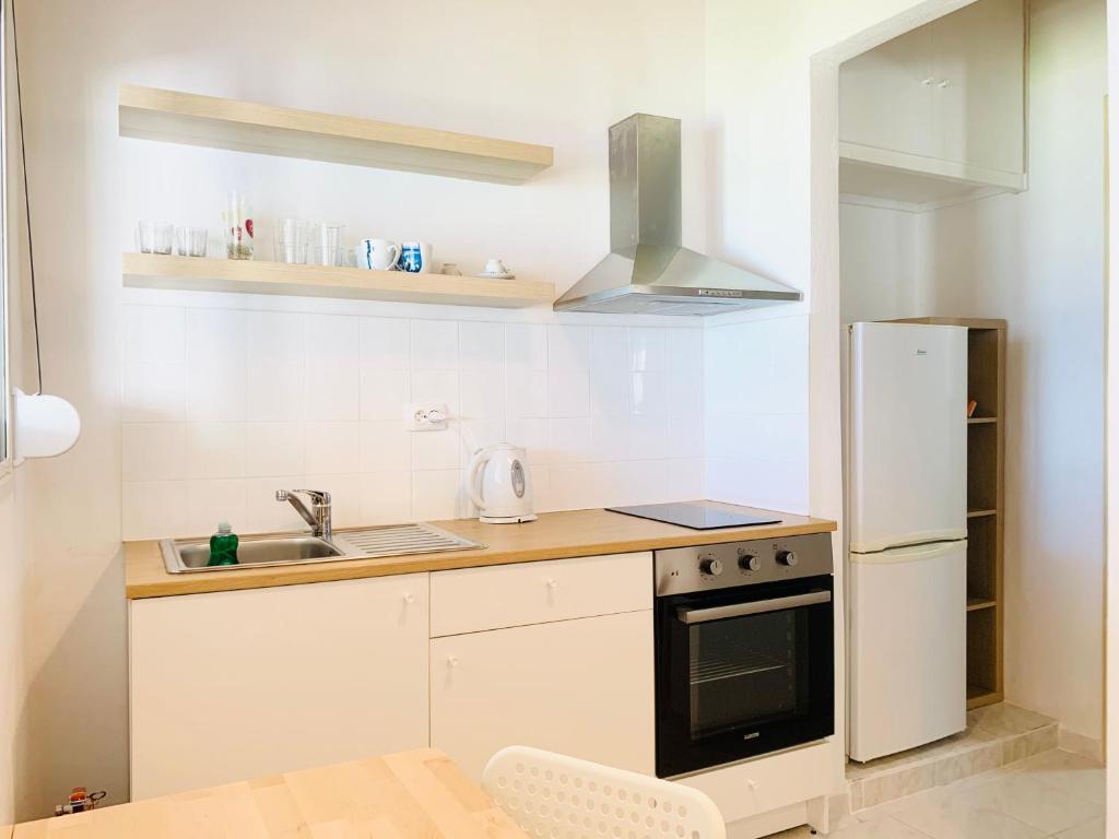 Kuchyňa alebo kuchynka v ubytovaní Seaside Bungalows Petalidi