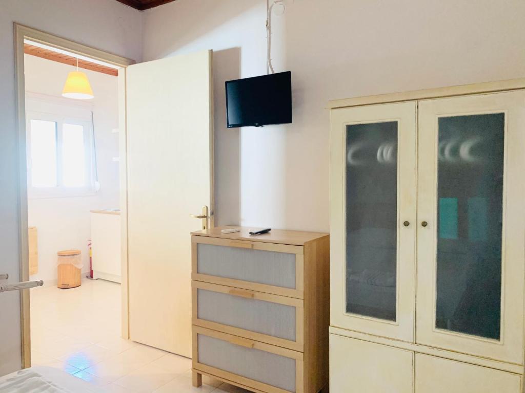 Televízia a/alebo spoločenská miestnosť v ubytovaní Seaside Bungalows Petalidi