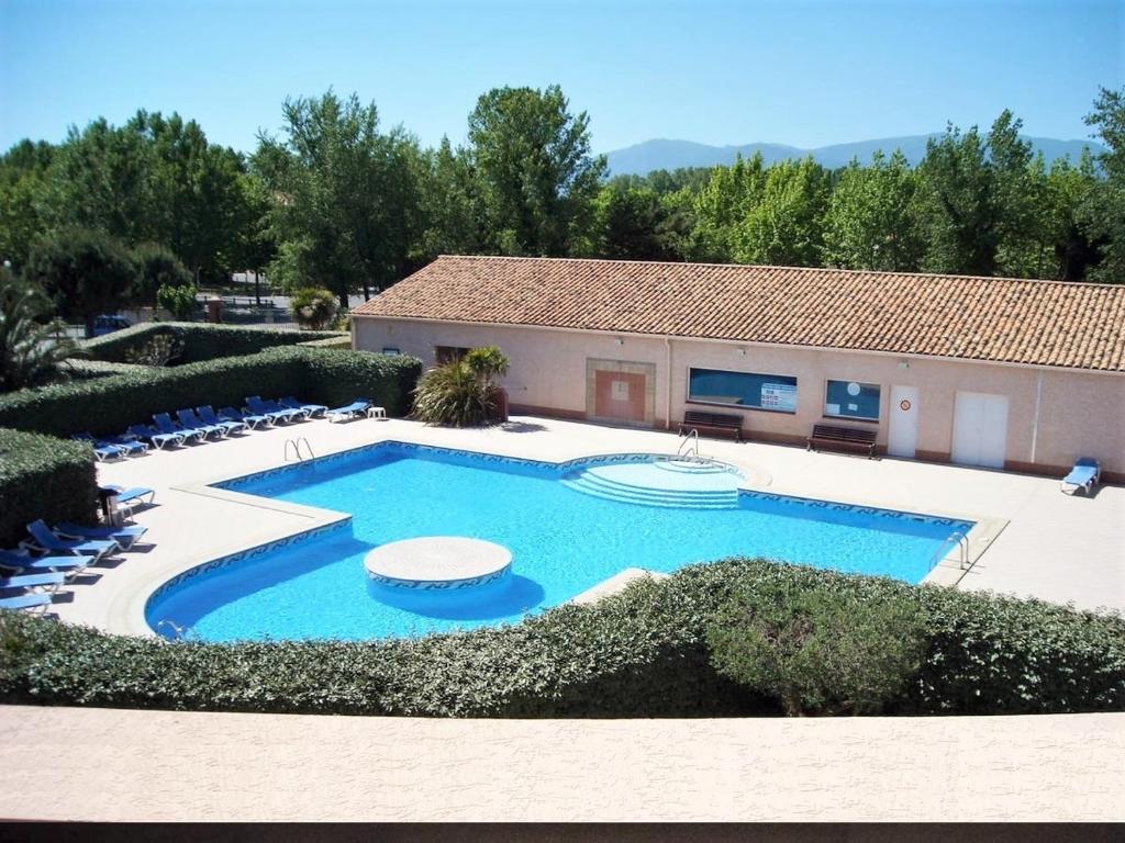 - une vue sur la piscine dans la cour dans l'établissement Amirauté I 21 2pieces 4 personnes, à Saint-Cyprien