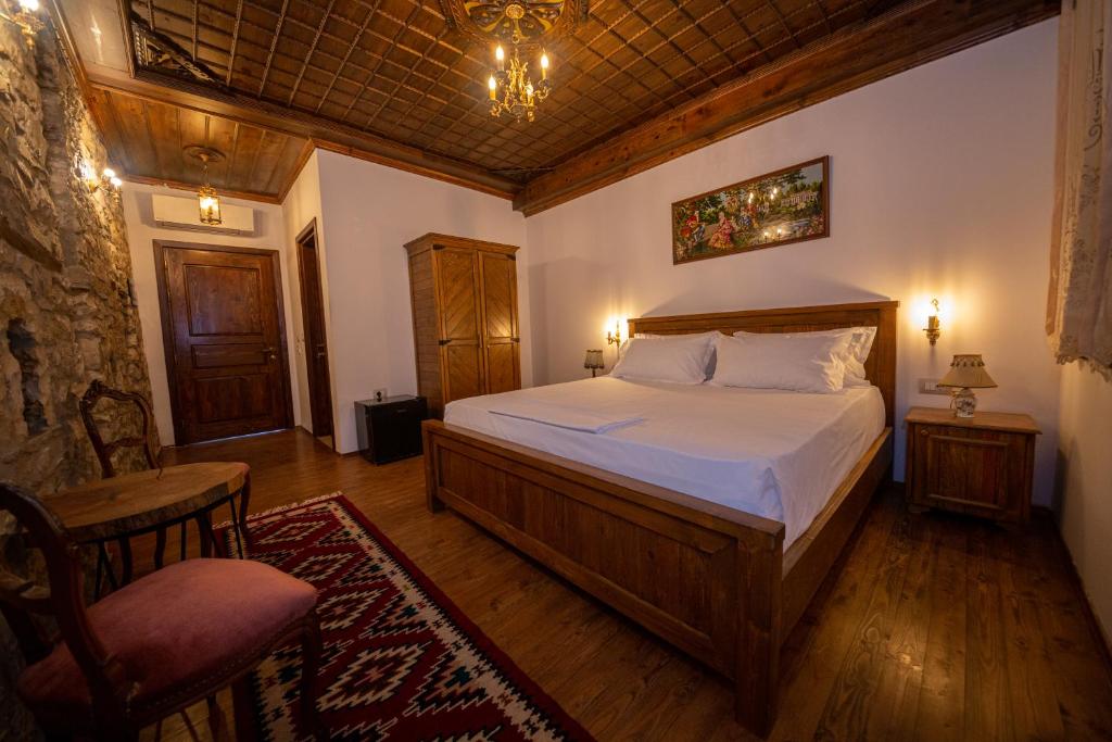 Berati Castle Hotel客房内的一张或多张床位