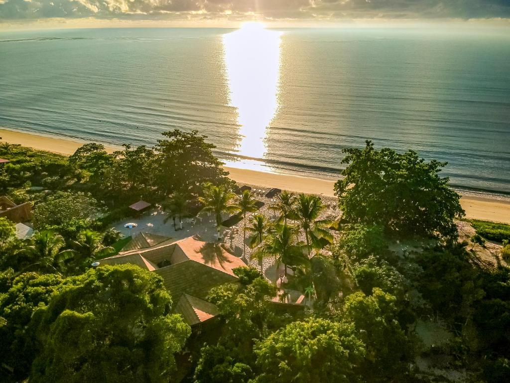 una vista aérea de la playa y del océano en Coroa Vermelha Beach - All Inclusive, en Porto Seguro