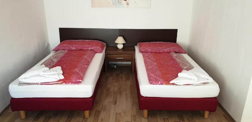 Postel nebo postele na pokoji v ubytování Apartmenthaus beim LKH Graz