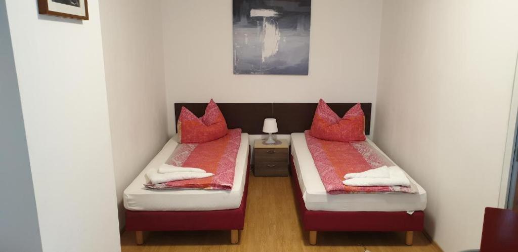 Postel nebo postele na pokoji v ubytování Apartmenthaus beim LKH Graz