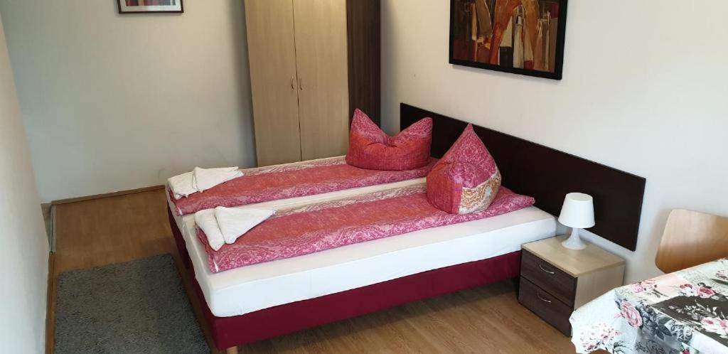 Postel nebo postele na pokoji v ubytování Apartmenthaus beim LKH Graz