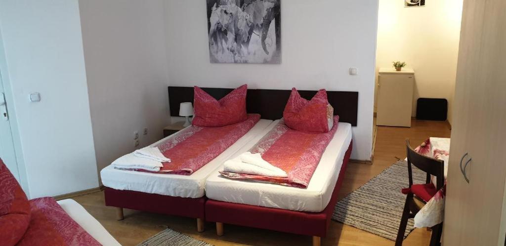 Postel nebo postele na pokoji v ubytování Apartmenthaus beim LKH Graz