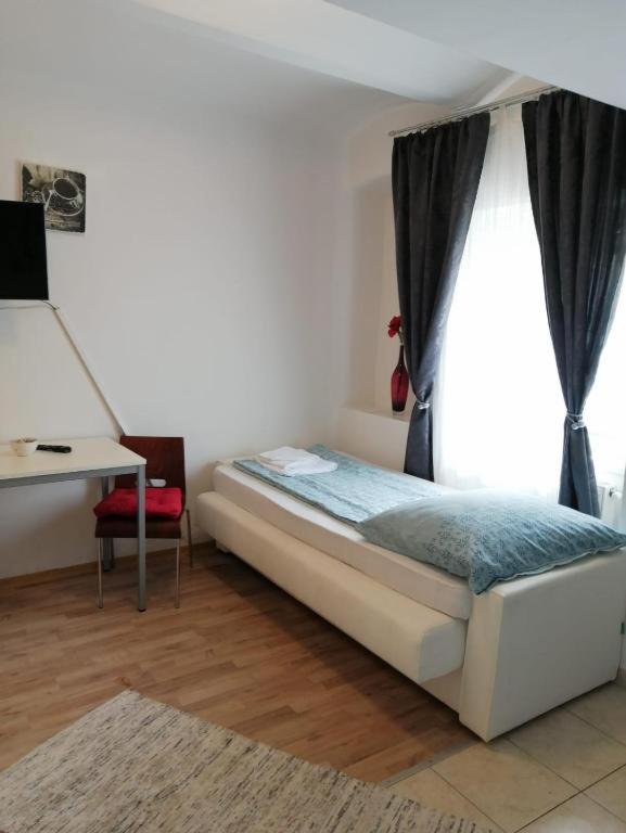 Postel nebo postele na pokoji v ubytování Apartmenthaus beim LKH Graz