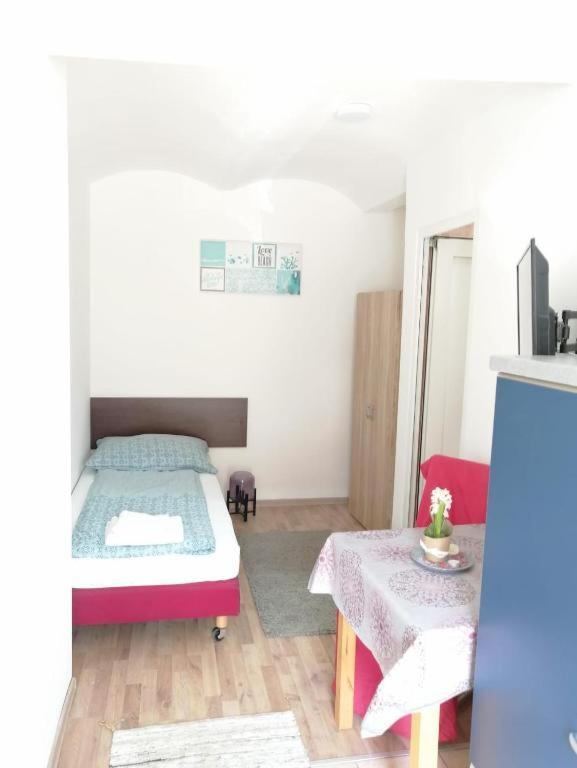 Postel nebo postele na pokoji v ubytování Apartmenthaus beim LKH Graz