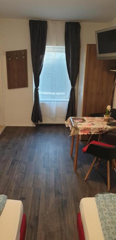 Postel nebo postele na pokoji v ubytování Apartmenthaus beim LKH Graz