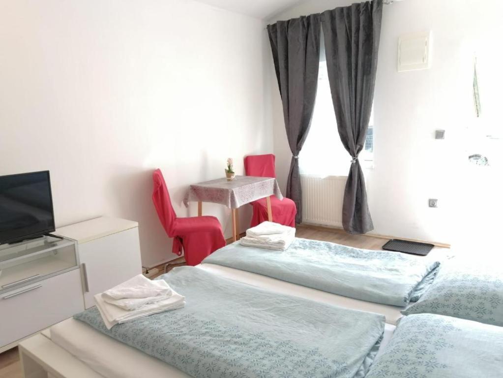 Postel nebo postele na pokoji v ubytování Apartmenthaus beim LKH Graz
