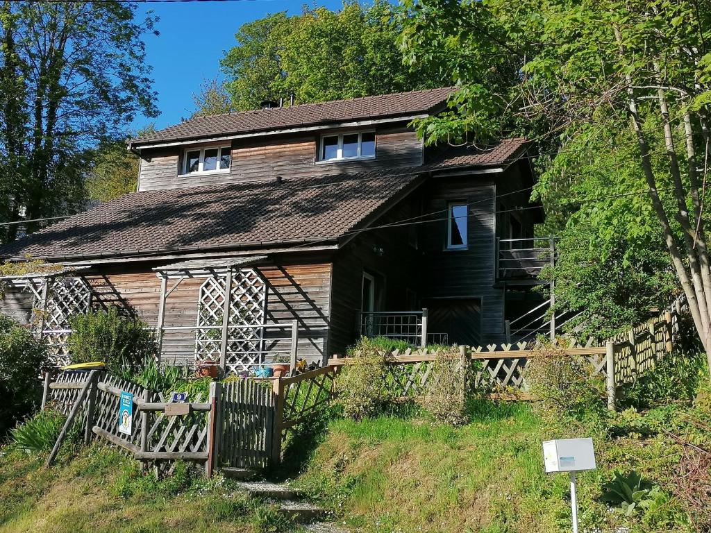 ein altes Haus mit einem Holzzaun davor in der Unterkunft Sherwood in Étretat