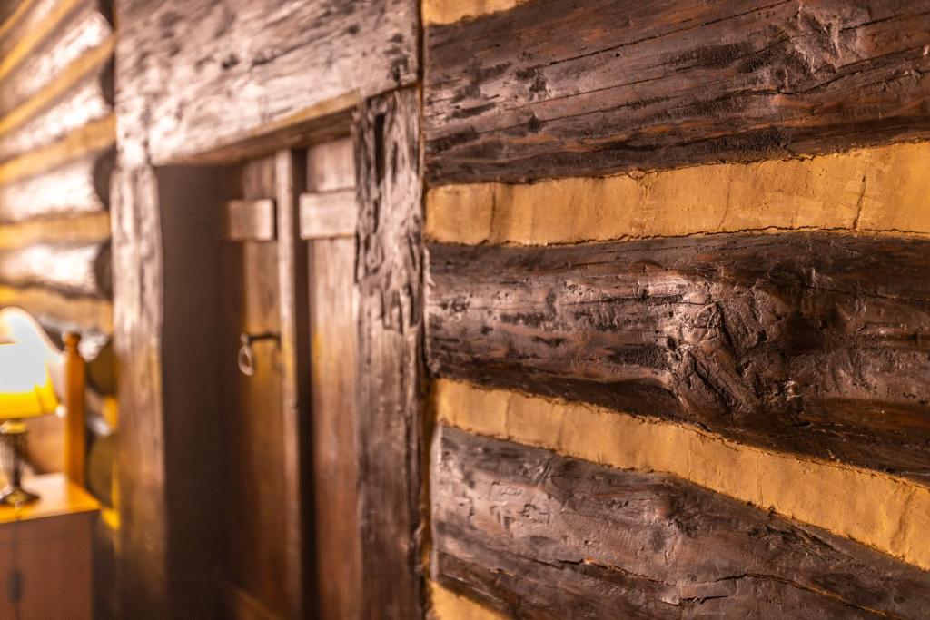 drewniany mur z drzwiami w pokoju w obiekcie Penzion U Hrádku w mieście Kutná Hora