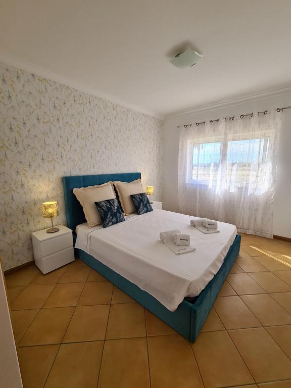 um quarto com uma cama grande e uma janela em Vilamoura, Marina Sol T2 em Vilamoura