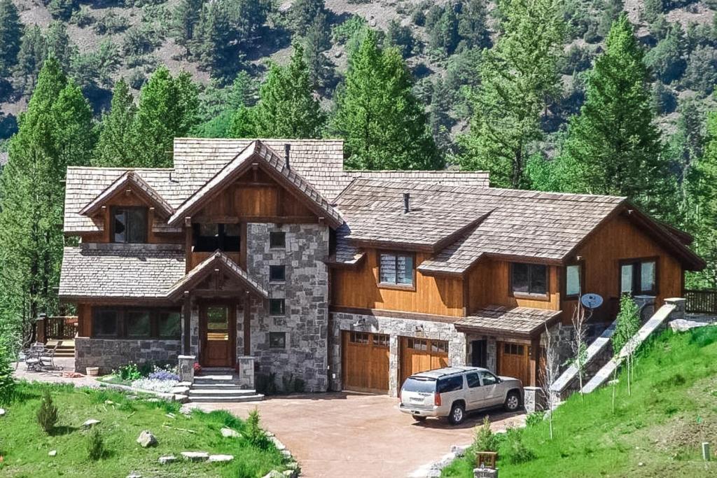 una casa con un coche aparcado delante de ella en Adams Ranch Rd - 247 en Telluride