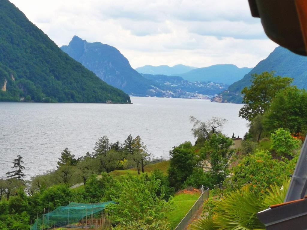 vistas a un lago con montañas en el fondo en Ferienwohnung mit Aussicht, en Cima