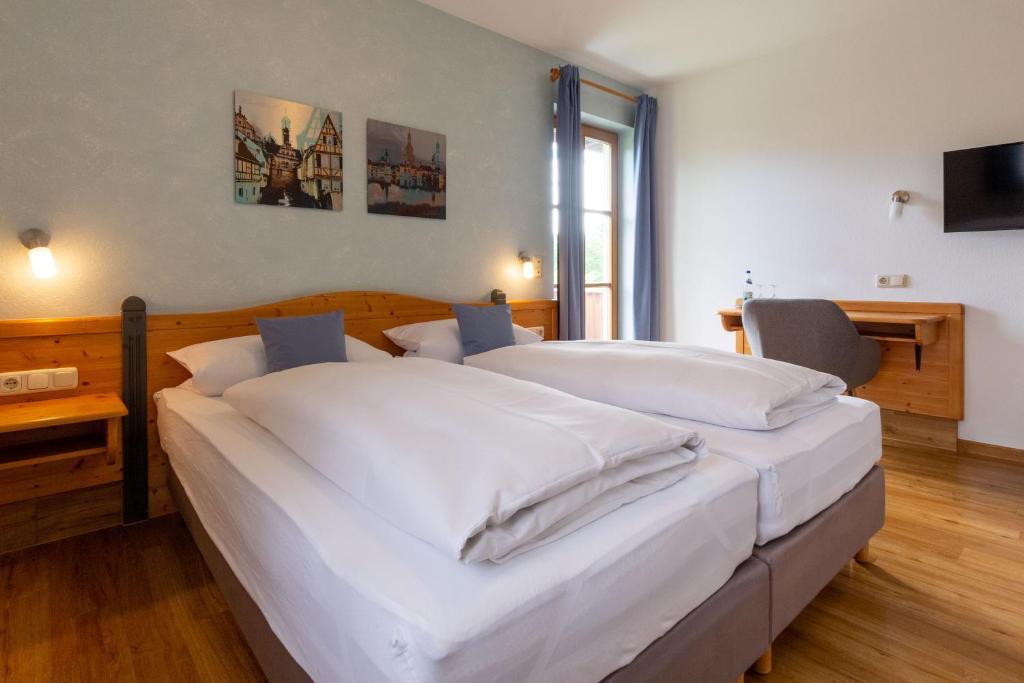 Postel nebo postele na pokoji v ubytování Hotel am Schwanberg