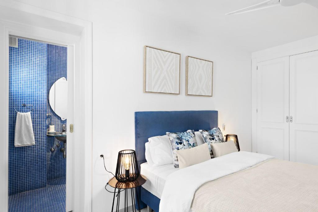 Postel nebo postele na pokoji v ubytování Two Bedroom Apartment in Puerto Banus with Terrace