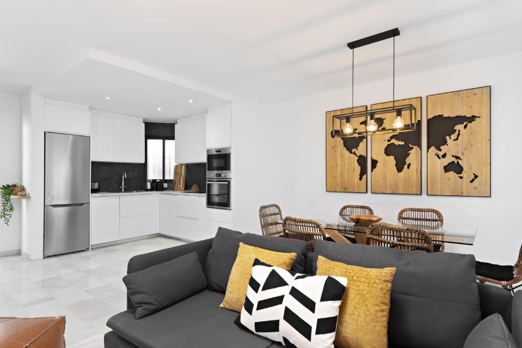 TV a/nebo společenská místnost v ubytování Two Bedroom Apartment in Puerto Banus with Terrace