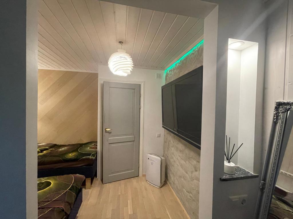 TV a/nebo společenská místnost v ubytování Renthouse Guest Apartment ADEELE