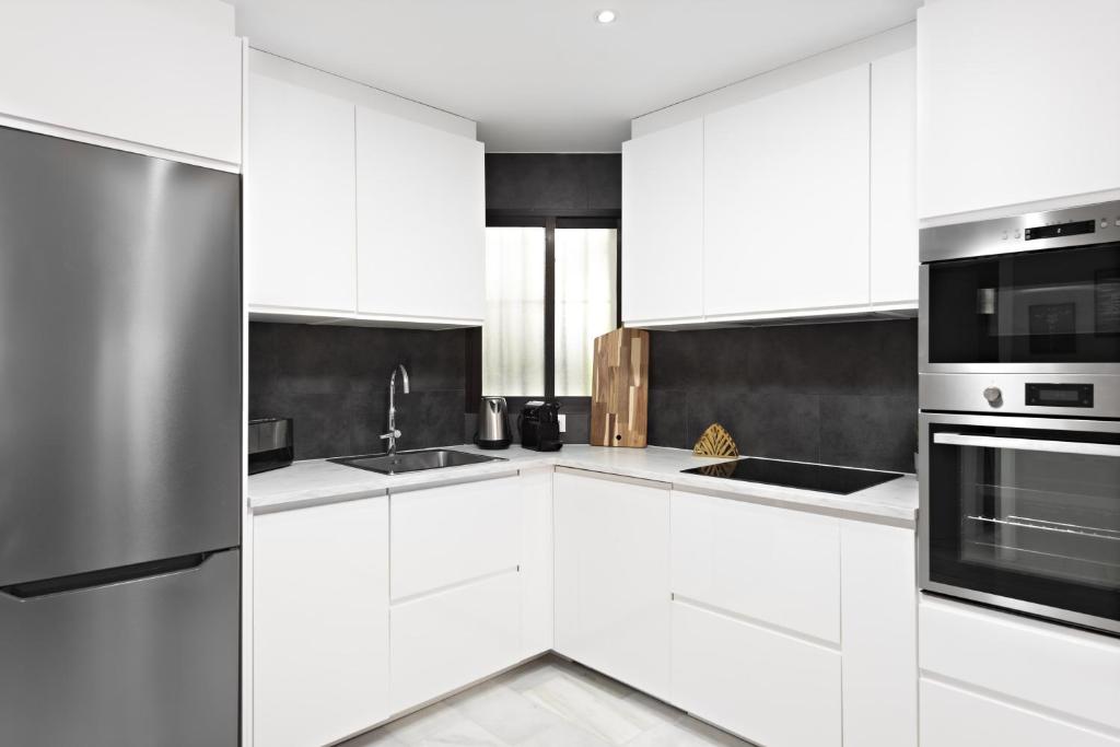Kuchyň nebo kuchyňský kout v ubytování Two Bedroom Apartment in Puerto Banus with Terrace