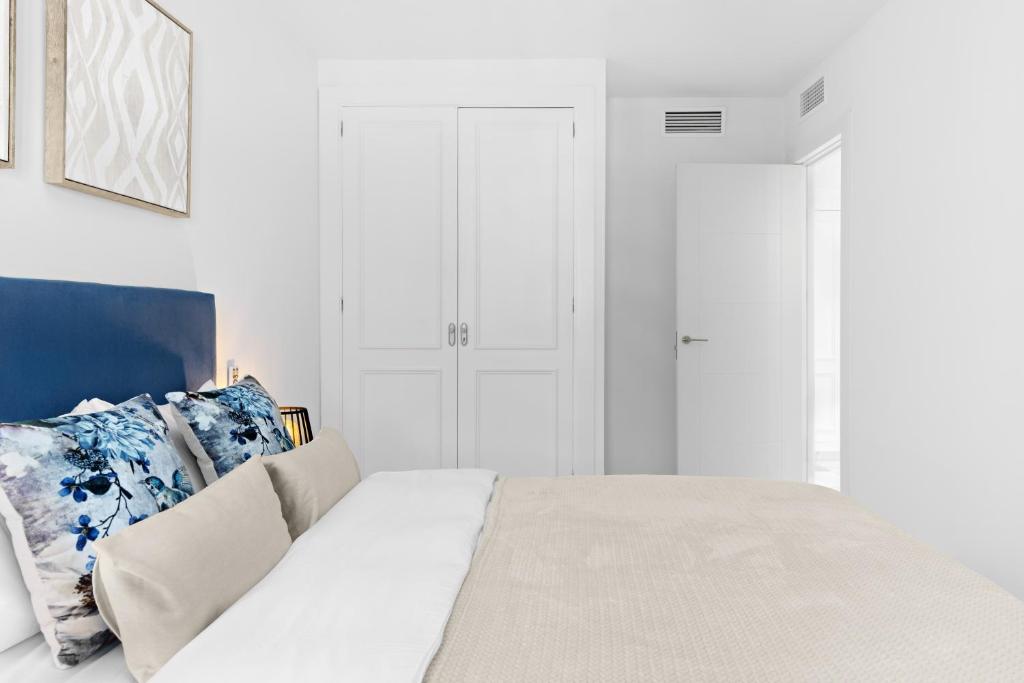 Postel nebo postele na pokoji v ubytování Two Bedroom Apartment in Puerto Banus with Terrace