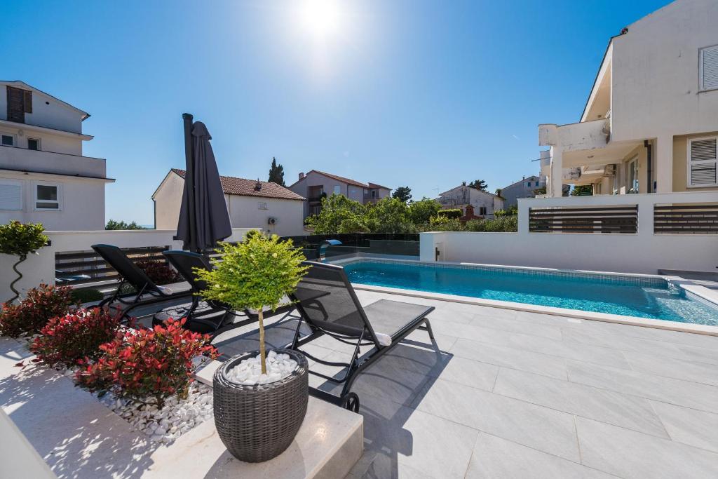 Basen w obiekcie Villa Laverna lub w pobliżu