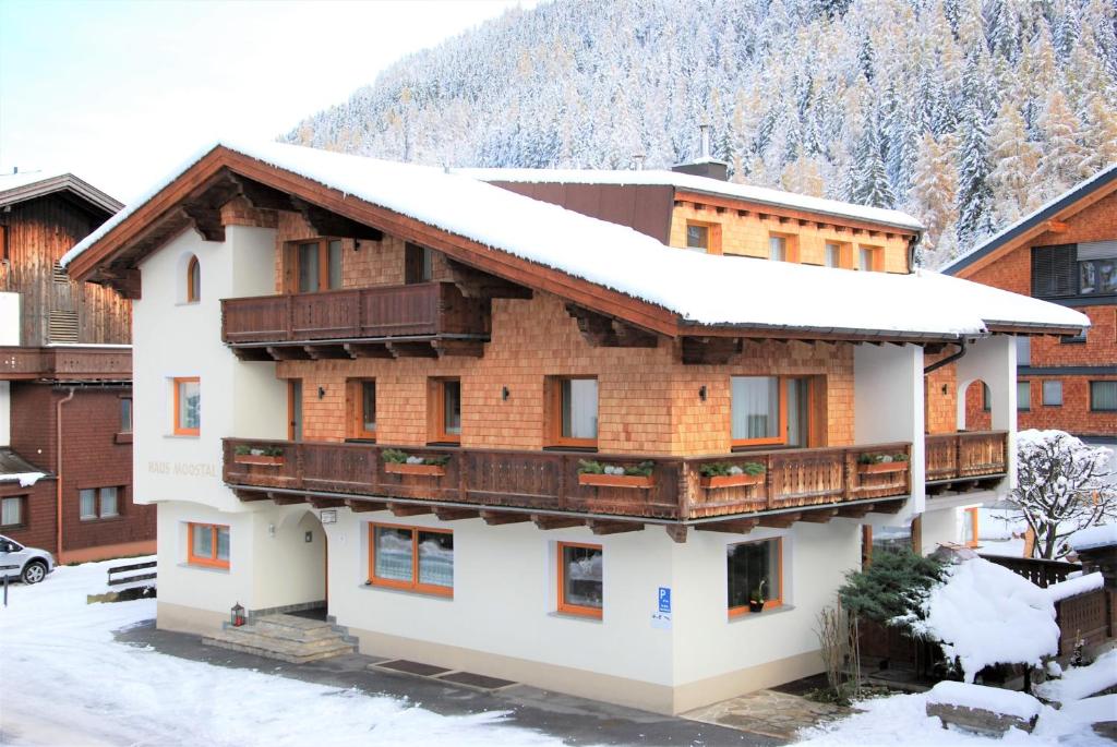 un edificio con la neve sopra di esso di Haus Moostal a Sankt Anton am Arlberg