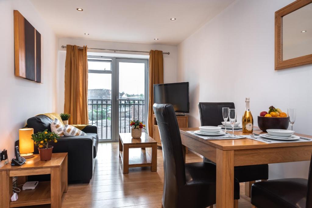 a living room with a table and chairs and a dining room at The Old Library - Newbury Town Centre - Within easy reach of Train Station and Racecourse - Excellent road links via the A34 and M4 in Newbury