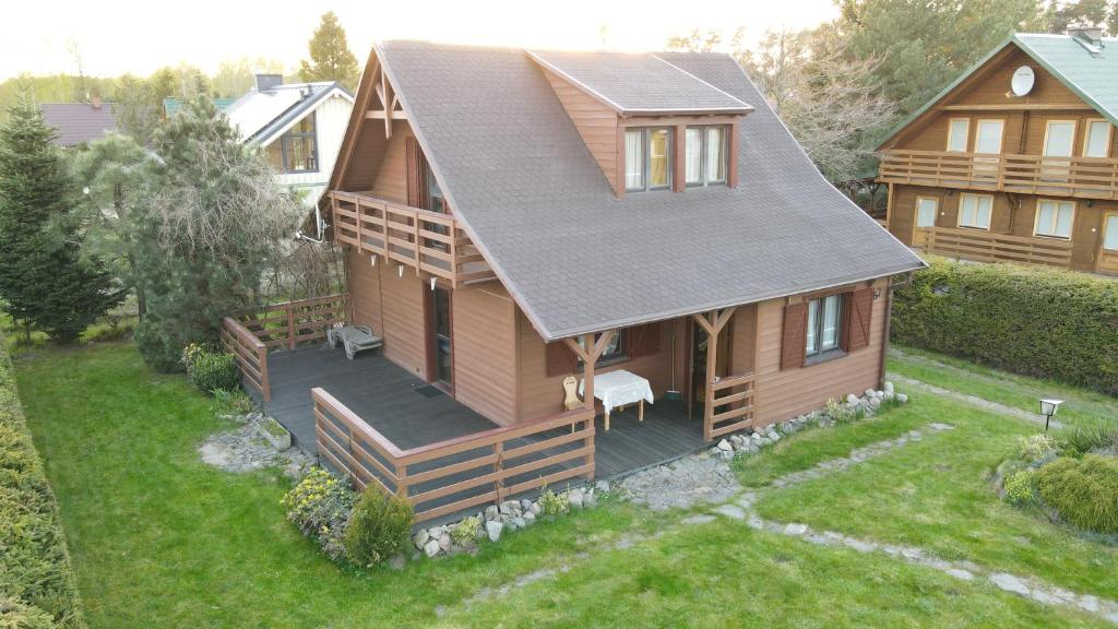 eine Aussicht auf ein Haus mit einer Terrasse in der Unterkunft Domek Gunia in Kopalino