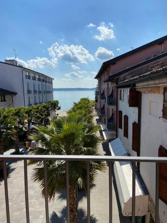 een balkon met uitzicht op de oceaan bij Appartamenti Mavino in Sirmione