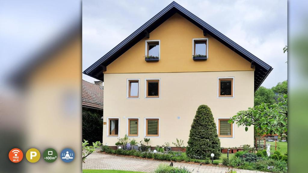 ein Haus mit schwarzem Dach in der Unterkunft Ferienwohnung - a Auszeit in Neumarkt in Steiermark