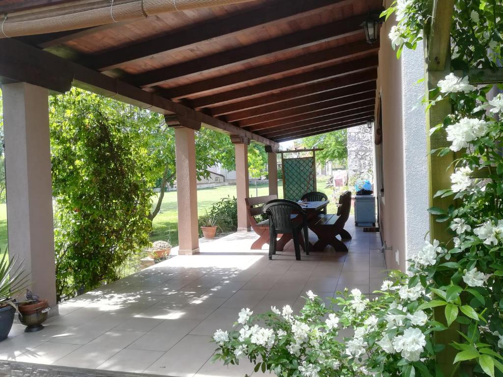 an outdoor patio with a wooden pergola at Apartman "Almond house 2" in Pula