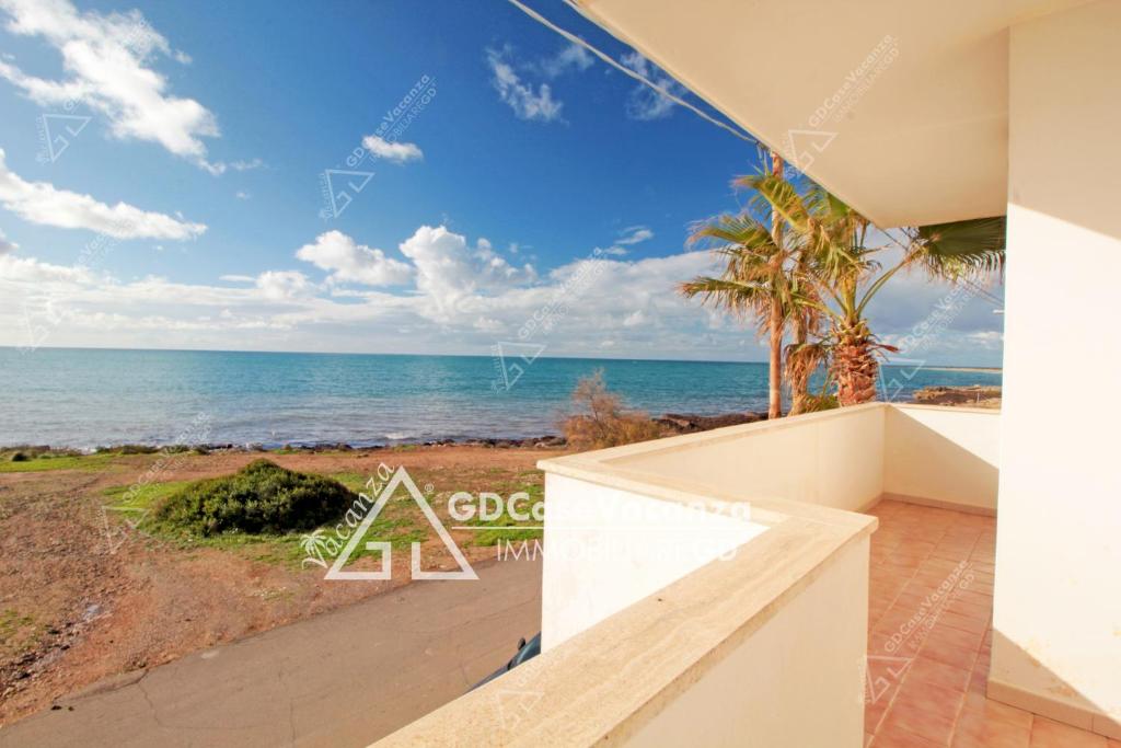 リド・マリーニにあるGD Case Vacanza - Fronte Mare -の海の景色を望むビーチの家