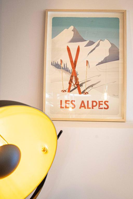 a picture of a sign with skis on a wall at Appartement atypique au coeur des Alpes in Barraux