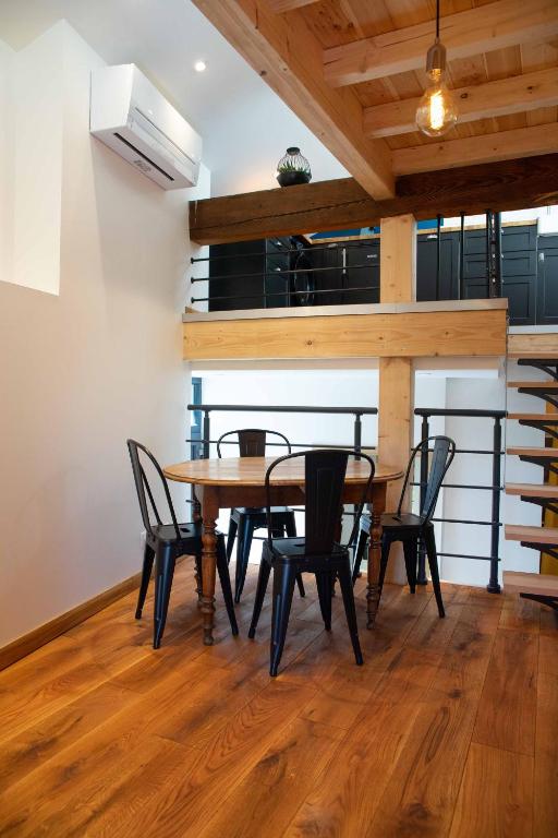 a dining room with a table and chairs at Appartement atypique au coeur des Alpes in Barraux