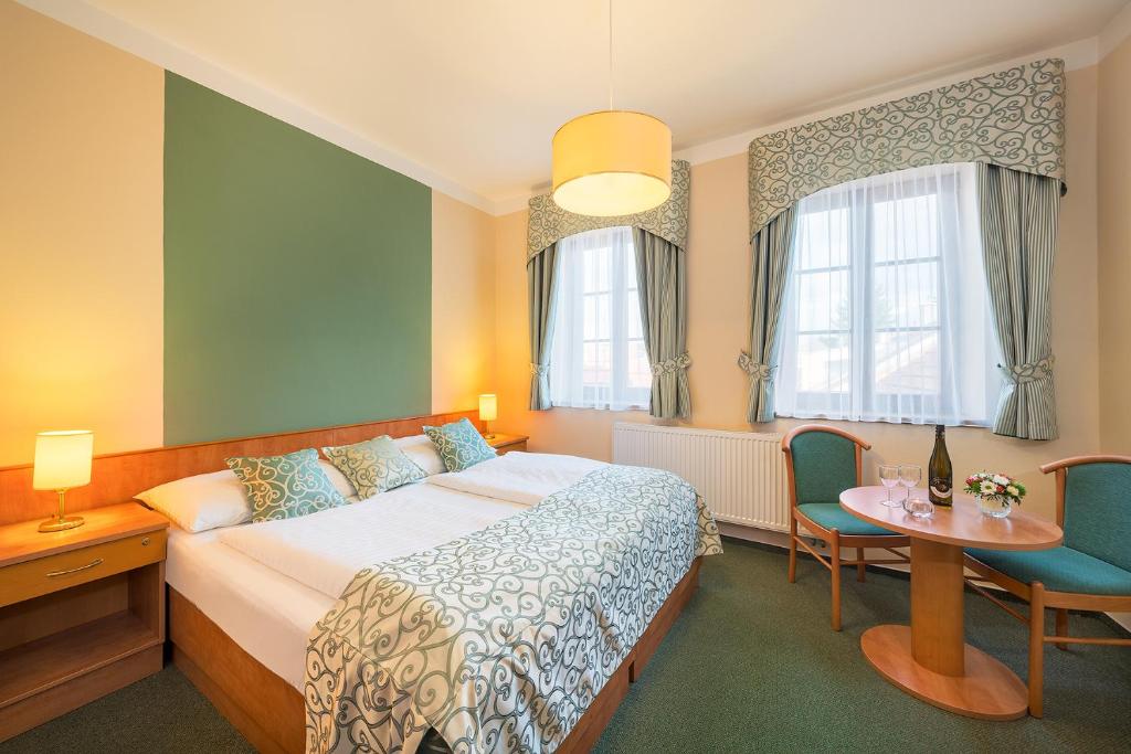 Postel nebo postele na pokoji v ubytování Hotel Bílý jednorožec